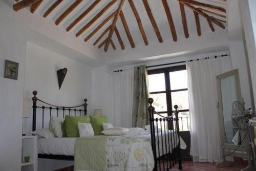 une chambre avec un lit et une grande fenêtre dans l'établissement Casa Cruz Resort Eco Naturalists, à Villanueva de Tapia