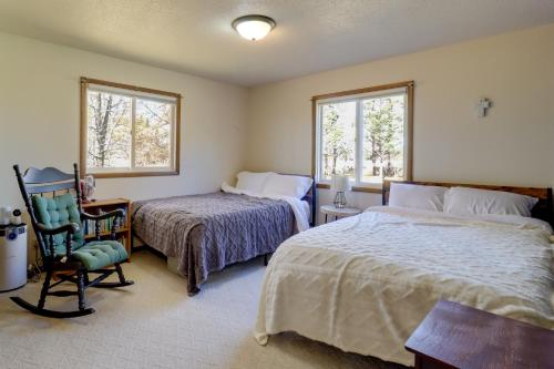 Postel nebo postele na pokoji v ubytování 11 Mi to Maple Lake Family-Friendly Fertile Home