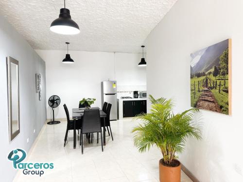 eine Küche und ein Esszimmer mit Tisch und Stühlen in der Unterkunft Apartamentos Zona Circunvalar Por Parceros Group in Pereira