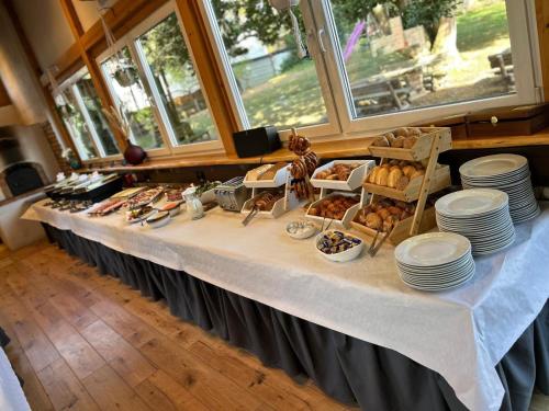 Das Gerhards في Wolfhagen: طاولة عليها أطباق وخبز ومعجنات