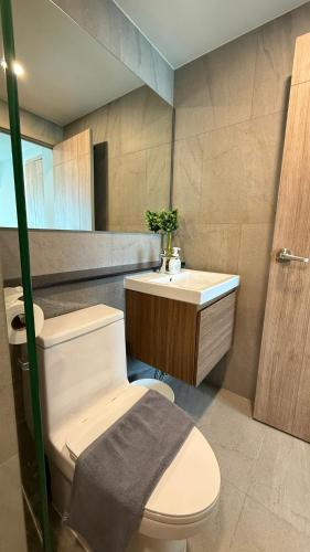 Ένα μπάνιο στο Space Cherngtalay Condo bangtao by sahana