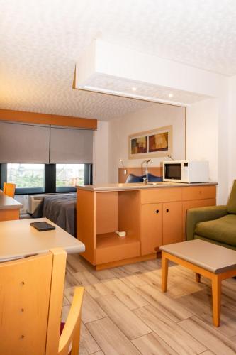 ein Zimmer mit Küche und Wohnzimmer in der Unterkunft Hotel Galerías Express in Tepatitlán