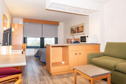 TV a/nebo společenská místnost v ubytování Hotel Galerías Express