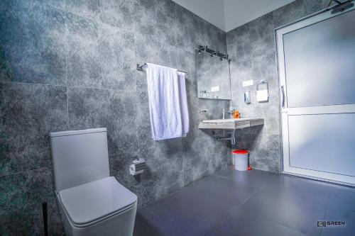 a bathroom with a toilet and a sink at Downsouth Cabanas in Habaraduwa