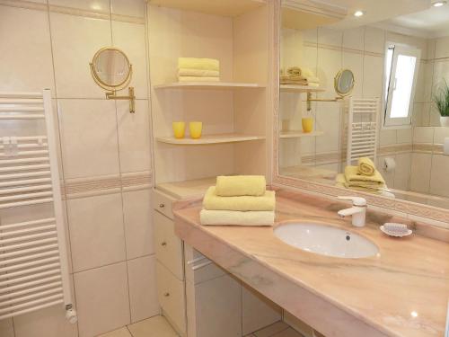 een badkamer met een wastafel, een douche en een spiegel bij Appartement Estaño in La Caleta