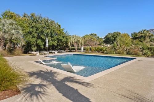 Bazén v ubytování High Seas in DeBordieu Colony home by Peace Vacations nebo v jeho okolí