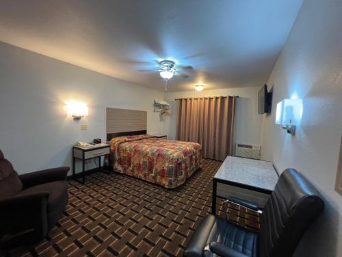 ein Hotelzimmer mit einem Bett und einer Couch in der Unterkunft Deluxe Inn Capital O Nebraska City I 29 in Nebraska City