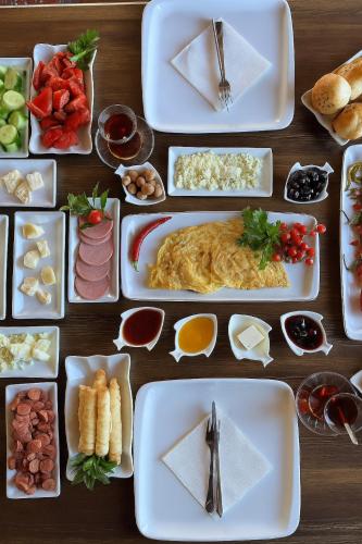 een tafel met borden met eten en hapjes bij Grand Uchisar Hotel in Uchisar