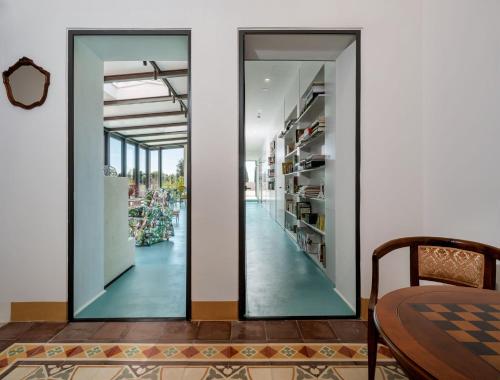 a pair of mirrors in a room with a table at Villa Arabesque in Veglie