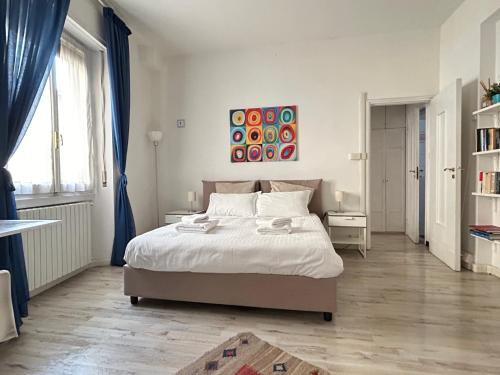 Postel nebo postele na pokoji v ubytování Federica's Ponte Vecchio 1bd - by FlorenceHospitality