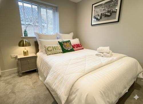 Postel nebo postele na pokoji v ubytování Luxury 1 bed new-build house near Science & Business parks