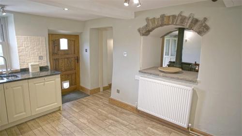 WhitewellにあるTunstall Ing Farmhouse - Duchy of Lancaster Estateのキッチン(シンクと鏡付きのカウンター付)