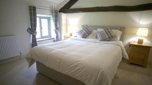 WhitewellにあるTunstall Ing Farmhouse - Duchy of Lancaster Estateの大きな白いベッドと窓のある寝室