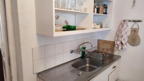 een keuken met een spoelbak en een aanrecht bij Stonehurst Guest House in Kaapstad