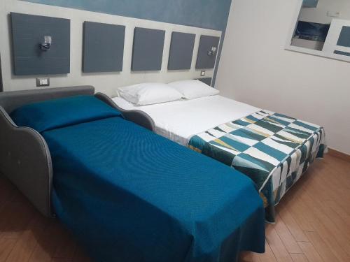 two beds sitting next to each other in a room at Affittacamere Certe Notti in Sala Consilina