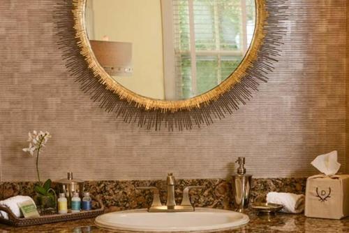 Et badeværelse på Deer Brook Inn