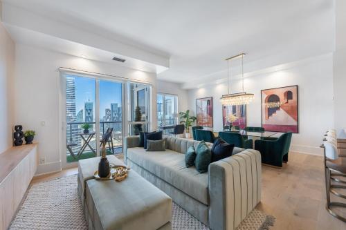 ein Wohnzimmer mit Sofa und Tisch in der Unterkunft Rosewood Skyline Penthouse - CN Tower Views, Downtown Toronto in Toronto