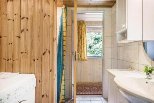 Koupelna v ubytování 10313-Ulfborg-Svollingvej-5