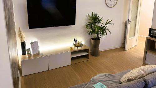 Télévision ou salle de divertissement dans l'établissement ELIOS LIVING - Modern comfort, private parking, near center & 200m from the beach