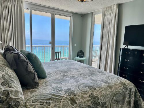 Giường trong phòng chung tại Beachfront Sugar Coast Retreat