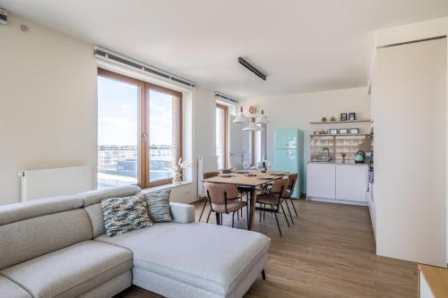 Nhà bếp/bếp nhỏ tại Luxury apartment with lateral sea view and 2 private bathrooms T9