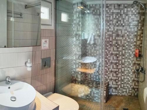 Phòng tắm tại Blue Domes Escape - Stylish Santorini Stay