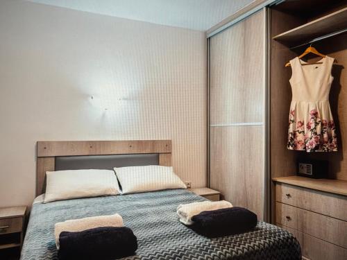 Giường trong phòng chung tại Blue Domes Escape - Stylish Santorini Stay