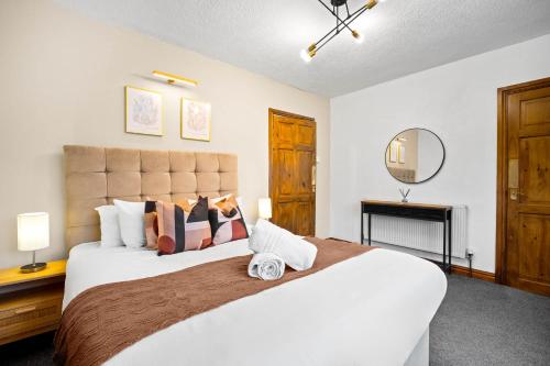 Postel nebo postele na pokoji v ubytování Stylish 3Bed House - Garden - Parking - Smart TV - Netflix 73B