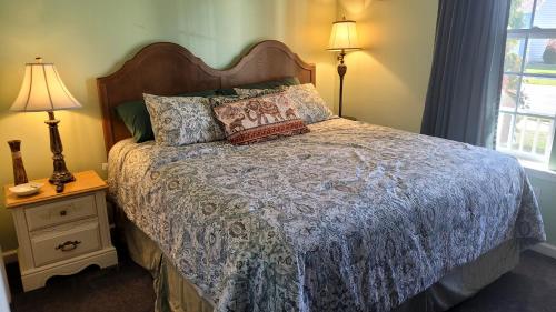 ein Schlafzimmer mit einem Bett und zwei Lampen und einem Fenster in der Unterkunft Azure Elephant Haven Quiet, Welcoming Vibe in Middletown