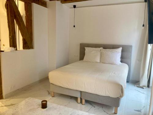 Postel nebo postele na pokoji v ubytování Comfortable studio Place des Vosges - Marais