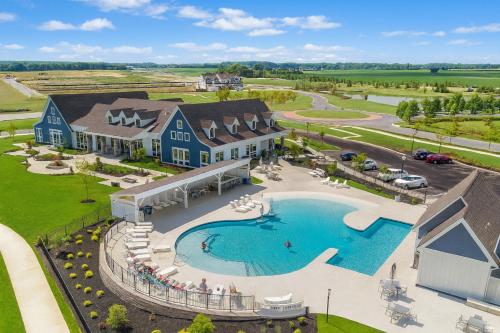 Una vista aérea de una casa con una gran piscina. en Azure Elephant Haven - 2 King Suites in Bayberry South, en Middletown