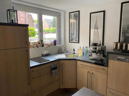 una cocina con fregadero y ventana en Peter Minuit - R36, en Wesel