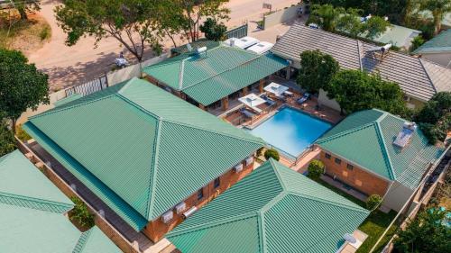 een uitzicht op een huis met groene daken bij Victoria Falls Premier Lodge in Victoria Falls