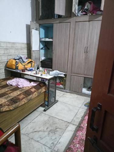 Ένα ή περισσότερα κρεβάτια σε δωμάτιο στο Nehru nagar