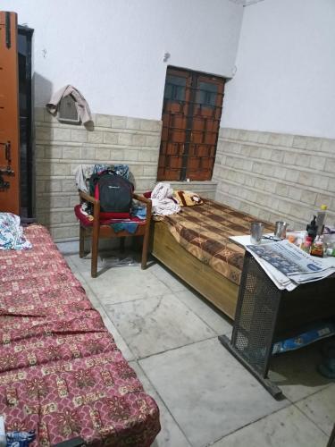 Ένα ή περισσότερα κρεβάτια σε δωμάτιο στο Nehru nagar
