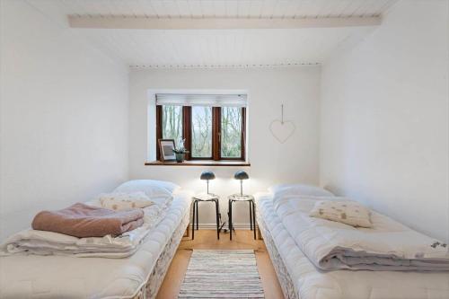 twee bedden in een kamer met witte muren bij 80247-Bovlingbjerg-Hovsorevej-16 in Bøvlingbjerg