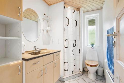 Un baño con inodoro, lavabo y ducha. en 30073-Ulfborg-Grastensborgvej-35, en Sønder Nissum