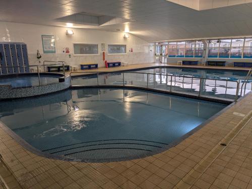 ein großes Schwimmbad in einem Gebäude in der Unterkunft Seascape Caravan in Kinmel Bay
