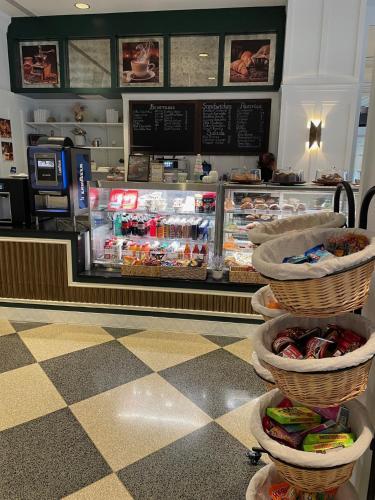 Una panadería con una exhibición de alimentos en una tienda. en Warwick Allerton Chicago, en Chicago
