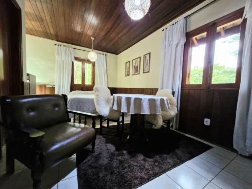 モンテ・ヴェルデにあるChalés Caminho das Pedrasのテーブルと椅子のあるリビングルーム