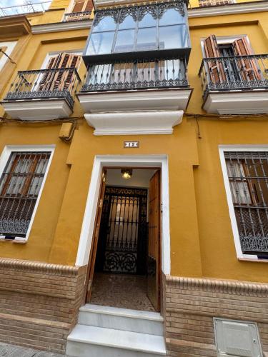 Charming patio apartment 1 min Cathedral