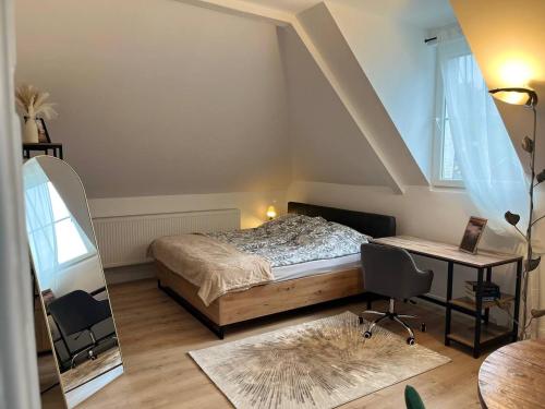 Giường trong phòng chung tại Elegantes Zimmer in historischer Villa in Siegen-Eiserfeld