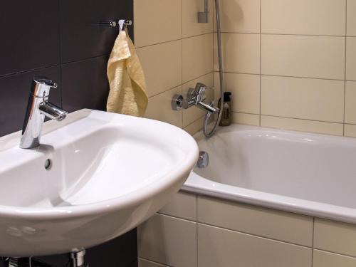 ein Badezimmer mit Waschbecken und Badewanne in der Unterkunft Apartmán Špindlerův Mlýn in Špindlerův Mlýn