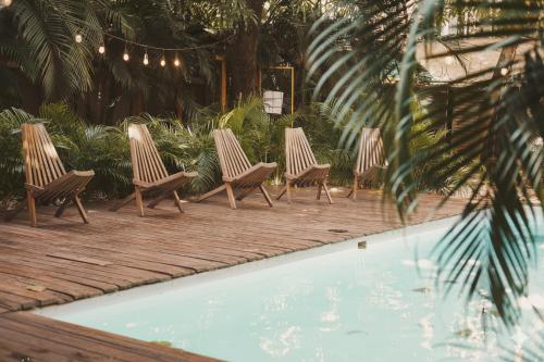 Bazén v ubytování Refugio Surf Lodge nebo v jeho okolí