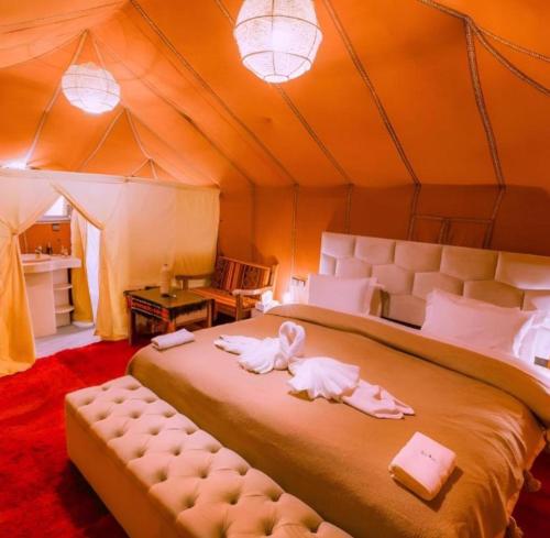 Ένα ή περισσότερα κρεβάτια σε δωμάτιο στο Majestic Dunes Luxury Camp