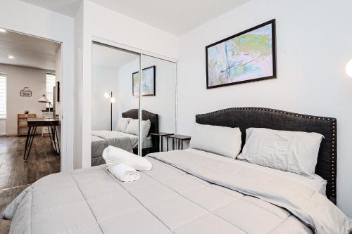 Postel nebo postele na pokoji v ubytování Condo élégant au centre de Montréal