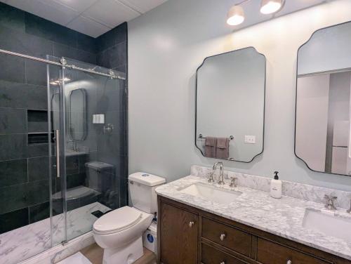 Un baño con inodoro, lavabo y ducha. en The Optimist Guesthouse | 2, en Camden