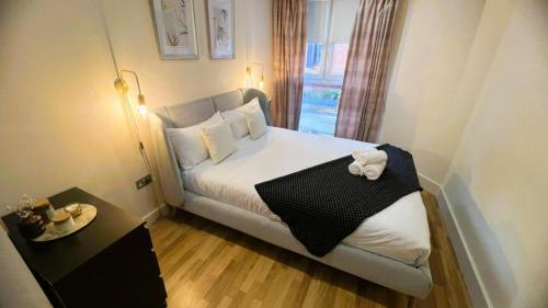 a small bedroom with a bed and a window at Central London Flat ideal for Shopping and Big Ben in London