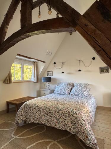 Ένα ή περισσότερα κρεβάτια σε δωμάτιο στο La Chapelle de Monet - Logis Roses Rouges