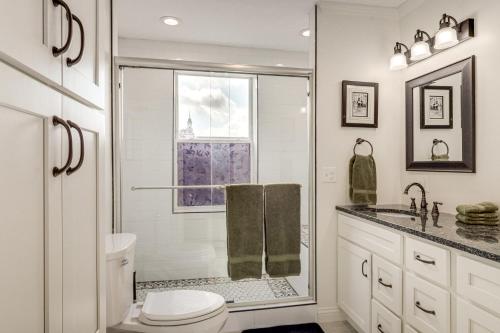Un baño con ducha, inodoro y lavabo. en 2 Mi to Ark Encounter! Walkable Williamstown Condo, en Williamstown